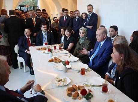 Cumhurbaşkanı Erdoğan New York’ta uğradığı kafede vatandaşlarla sohbet etti