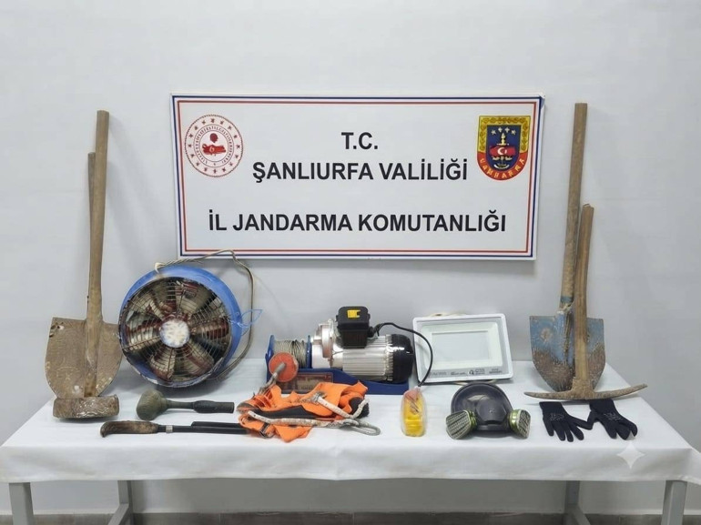 Define ararken evin altını kazdılar: 25 metrelik çukur ortaya çıktı