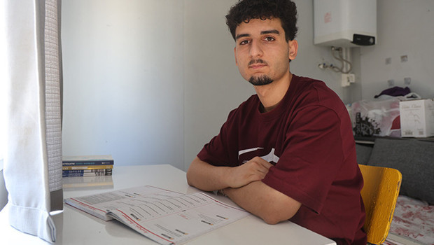 Depremzede Hasan’ın imkansızlıkları yenen büyük başarı hikayesi: Konteynerden tıp fakültesine