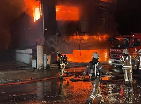 Esenyurt’ta lastikçide başlayan yangın iş yerlerine sıçradı! 6 iş yeri zarar gördü