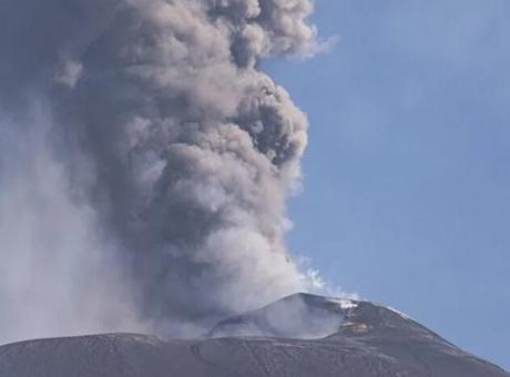 Etna Yanardağı'nın kül püskürtmesi hava ulaşımını olumsuz etkiledi 2 Etna Yanardağı'nın kül püskürtmesi hava ulaşımını olumsuz etkiledi