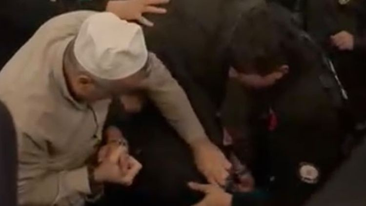 Eyüpsultan Camii’nde silahlı kavga: 2 kişi gözaltında 2 Eyüpsultan Camii’nde silahlı kavga: 2 kişi gözaltında