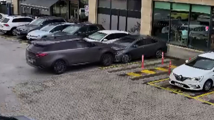 Gaz ile freni karıştırdı, önüne kattığı araçla birlikte kafeye girdi 2 Gaz ile freni karıştırdı, önüne kattığı araçla birlikte kafeye girdi
