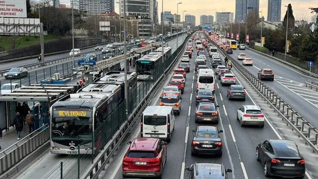 İstanbul güne yağışla başladı! Trafik yoğunluğu yüzde 71’e çıktı