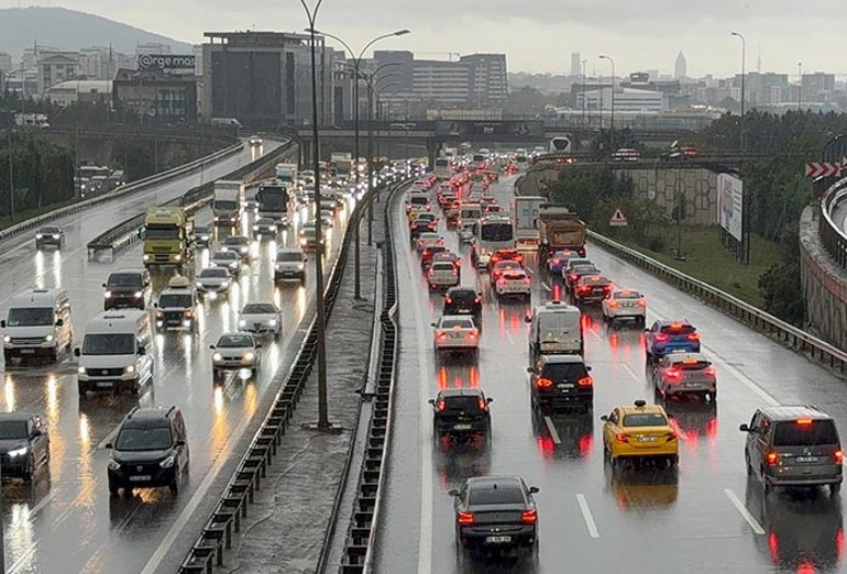İstanbul ve Ankarada yağış alarmı Yollar göle döndü, evleri su bastı