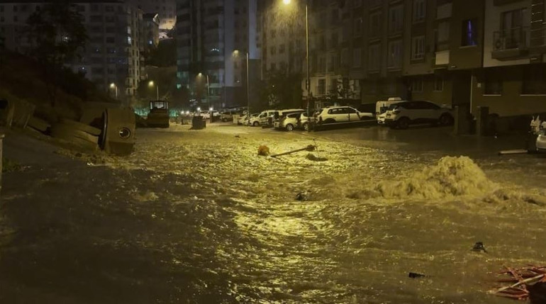 İstanbul ve Ankarada yağış alarmı Yollar göle döndü, evleri su bastı