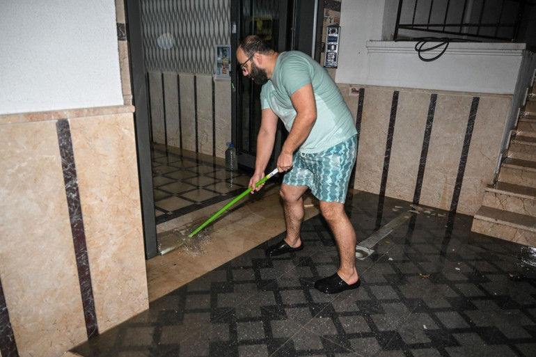 İstanbul ve Ankarada yağış alarmı Yollar göle döndü, evleri su bastı