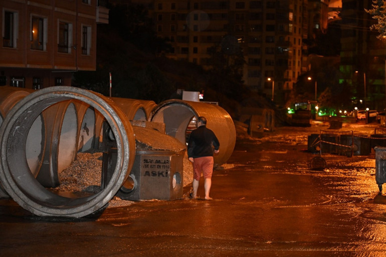 İstanbul ve Ankarada yağış alarmı Yollar göle döndü, evleri su bastı