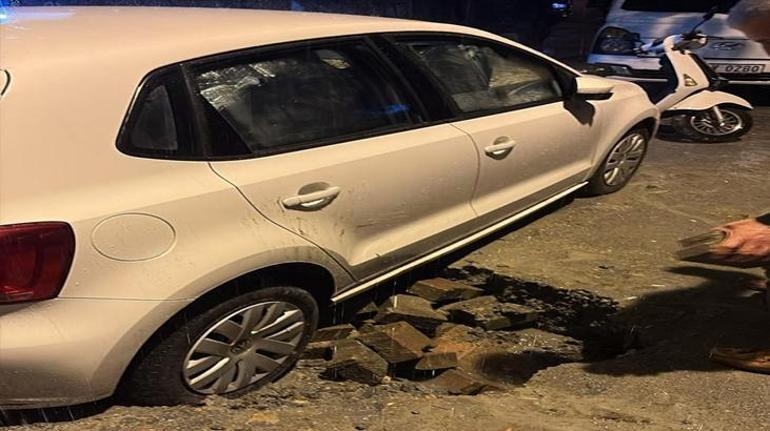 İstanbul'da aniden sağanak bastırdı! Araçlar çöken yolda kaldı 3 İstanbul'da aniden sağanak bastırdı! Araçlar çöken yolda kaldı