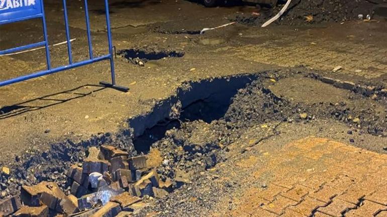 İstanbul'da aniden sağanak bastırdı! Araçlar çöken yolda kaldı 4 İstanbul'da aniden sağanak bastırdı! Araçlar çöken yolda kaldı