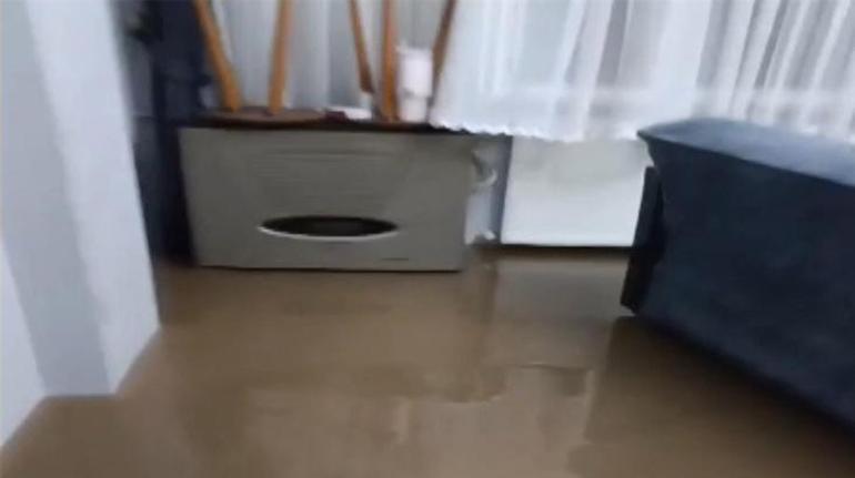 İstanbul'da aniden sağanak bastırdı! Araçlar çöken yolda kaldı 5 İstanbul'da aniden sağanak bastırdı! Araçlar çöken yolda kaldı