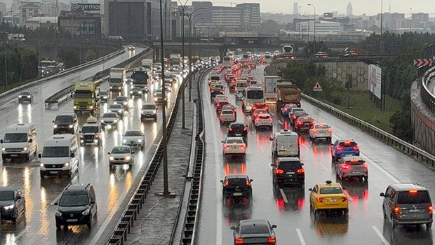 İstanbul’da sağanak etkisi: Trafik yoğunluğu yüzde 89’a ulaştı