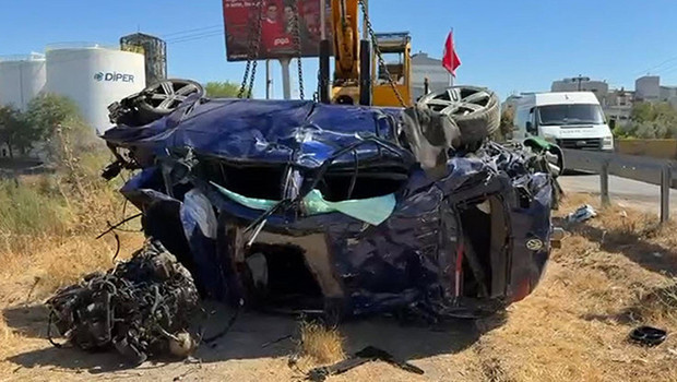 İzmir’de otomobil şarampole yuvarlandı: 1 kişi öldü, 2 kişi yaralandı