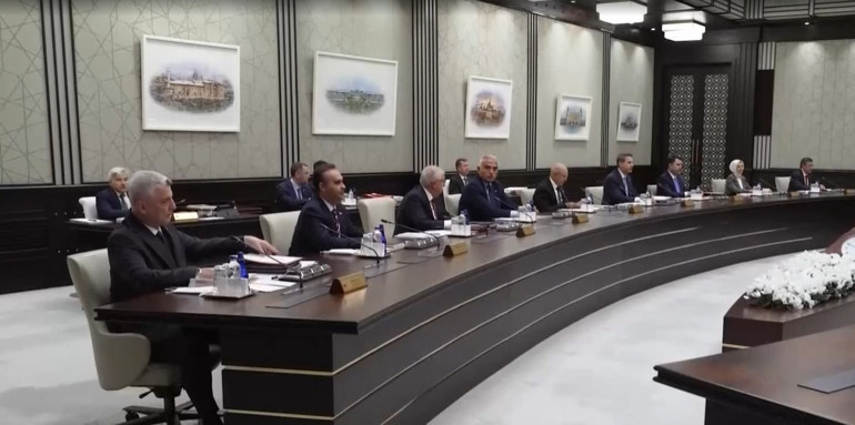 Kabine yarın kritik gündemle toplanıyor: Fon soruşturması ve terörsüz Türkiye süreci masada