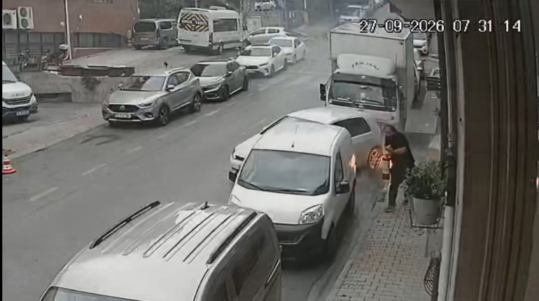 Kağıthanede elektrik kabloları alev alev yandı: Sürücü aracını son anda kurtardı