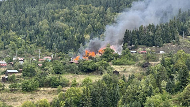 Kastamonu’da köy yangını: 2 katlı evde başladı 4 eve sıçradı