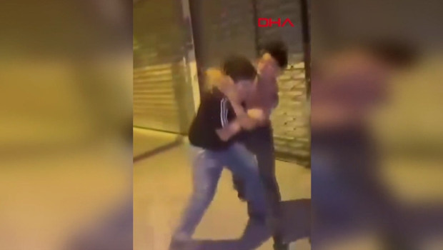 Küçükçekmece'de 2 kişinin yumruklu kavgası kamerada! Arkadaşları ayırmak yerine 'vur' diye bağırdı
