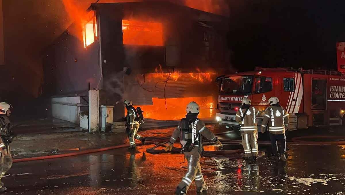 Lastikçide başlayan yangın iş yerlerine sıçradı! 6 iş yeri zarar gördü 2 Lastikçide başlayan yangın iş yerlerine sıçradı! 6 iş yeri zarar gördü