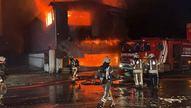 Lastikçide başlayan yangın iş yerlerine sıçradı! 6 iş yeri zarar gördü