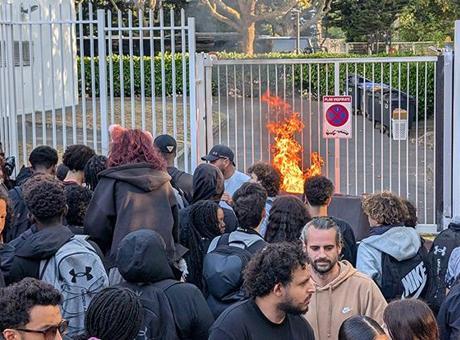 Liseliler öfkeli! Kötü eğitim koşulları öğrenciler sokağa döktü