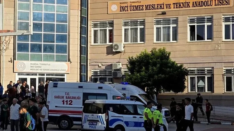 Manisa Valiliğinden okul önündeki saldırı açıklaması: 3 öğrencinin yoğun bakımdaki tedavisi sürüyor