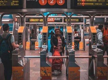 Metroda feci ölüm! Çantası kapıya sıkışan Yaw Boahene trenin altında kaldı 2 Metroda feci ölüm! Çantası kapıya sıkışan Yaw Boahene trenin altında kaldı