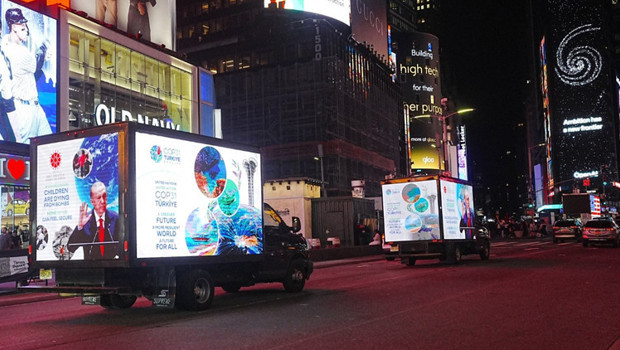 New York’un kalbinde Türkiye tanıtımı: Cumhurbaşkanı Erdoğan’ın mesajları Times Meydanı’nda