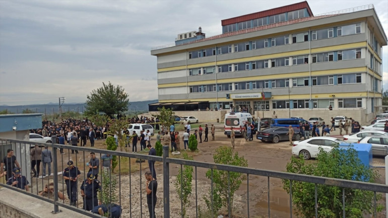 Öğretmen, okul bahçesinde yeğeni tarafından öldürüldü | Acı detayı vali açıkladı: Katilini yetiştirip evlat olarak bakmış
