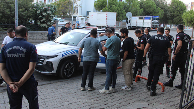 Okul önünde pompalı tüfekle gezen 2 şüpheli yakalandı