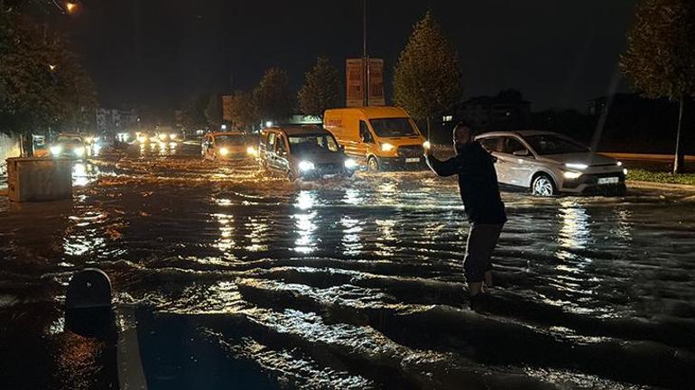 Otomobil suya gömüldü! Evleri su bastı... Sakarya'da sağanak hayatı felç etti 4 Otomobil suya gömüldü! Evleri su bastı... Sakarya'da sağanak hayatı felç etti