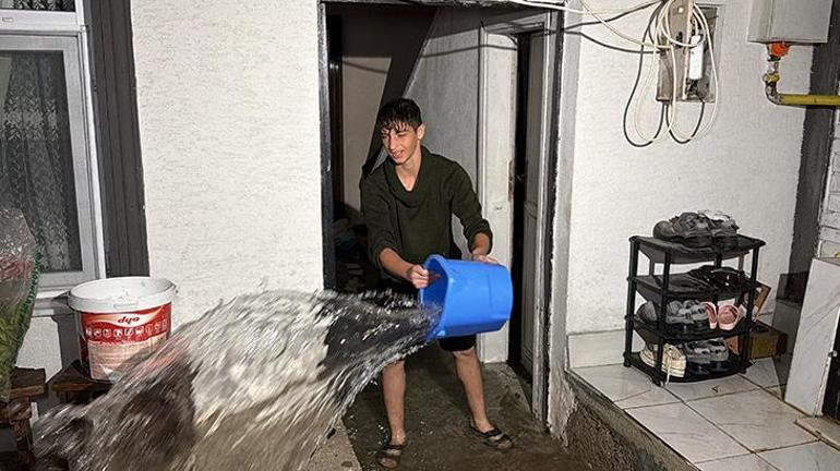 Otomobil suya gömüldü! Evleri su bastı... Sakarya'da sağanak hayatı felç etti 5 Otomobil suya gömüldü! Evleri su bastı... Sakarya'da sağanak hayatı felç etti