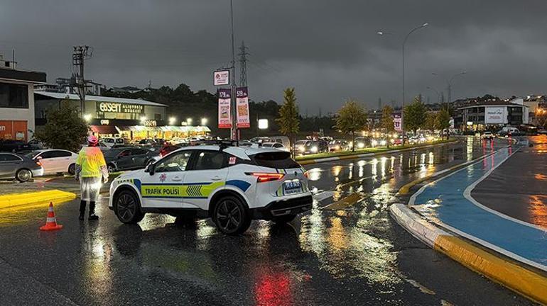 Otomobil suya gömüldü! Evleri su bastı... Sakarya'da sağanak hayatı felç etti 6 Otomobil suya gömüldü! Evleri su bastı... Sakarya'da sağanak hayatı felç etti
