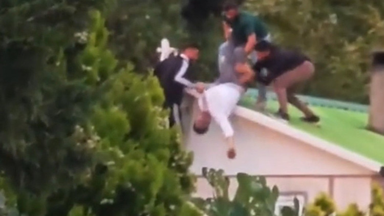 Sakarya'da karga tulumba kurtarma çabası kamerada: Akıma kapılan genç kurtarılamadı 2 Sakarya'da karga tulumba kurtarma çabası kamerada: Akıma kapılan genç kurtarılamadı