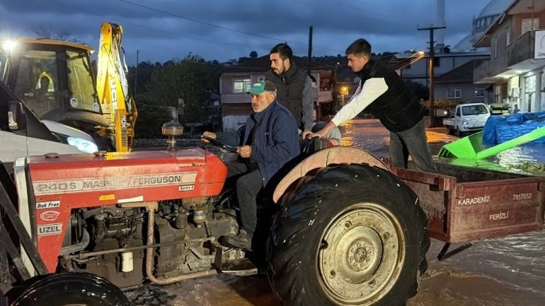 Sakarya’da sel felaketi: Dere yatakları taştı, evleri su bastı… Bakan Çiftçiden açıklama... Bazı okullarda eğitime bir gün ara