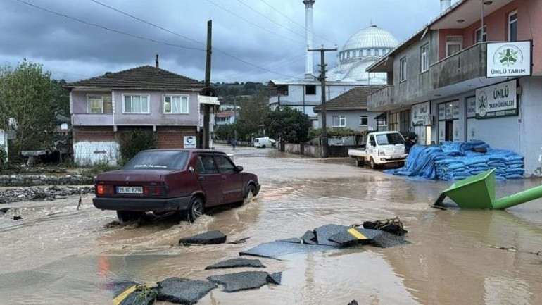 Sakarya’da sel felaketi: Dere yatakları taştı, evleri su bastı… Bakan Çiftçiden açıklama... Bazı okullarda eğitime bir gün ara