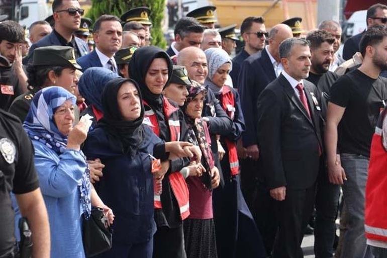 Şehit Coşkun Sevim’e son görev! Cenazesinde gözyaşları sel oldu 4 Şehit Coşkun Sevim’e son görev! Cenazesinde gözyaşları sel oldu