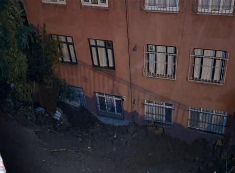 Şiddetli yağışlar toprak kaymasına neden oldu! Binadaki 25 kişi tahliye edildi