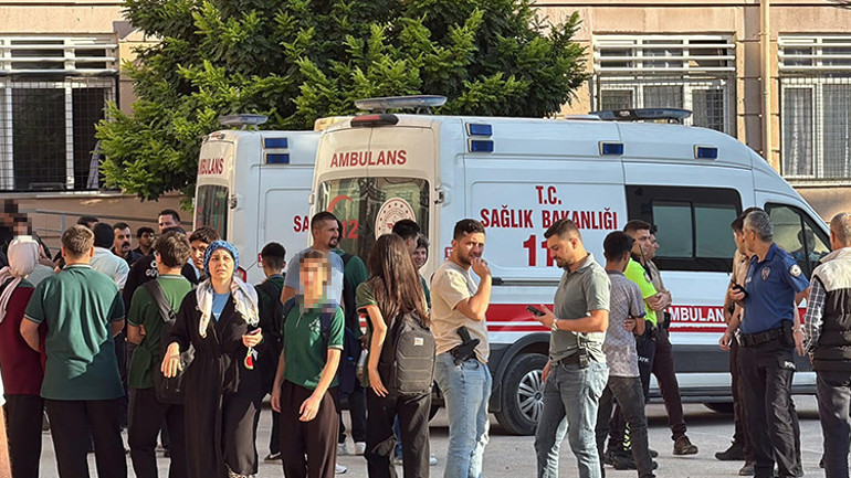 Son dakika... Manisada lise önünde silahlı saldırı: Yaralı öğrenciler var, saldırgan aranıyor