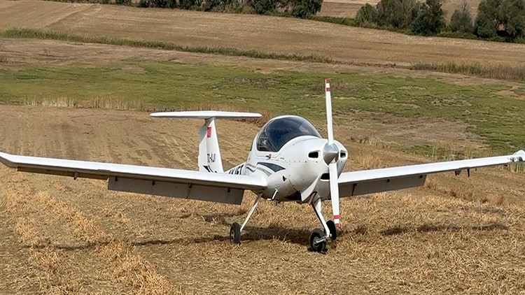 Tekirdağ'da eğitim uçağı tarlaya zorunlu iniş yaptı: Pilotların durumu iyi 2 Tekirdağ'da eğitim uçağı tarlaya zorunlu iniş yaptı: Pilotların durumu iyi