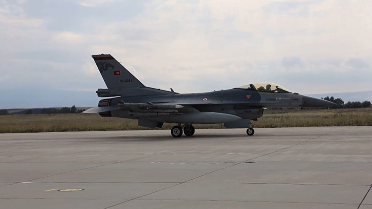 Türk Hava Kuvvetleri'nden Kıbrıs'ın güneyinde eğitim uçuşu 2 Türk Hava Kuvvetleri'nden Kıbrıs'ın güneyinde eğitim uçuşu
