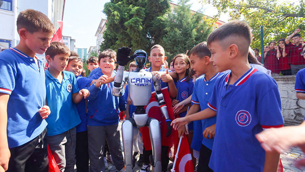 Türkiye’nin nüfusa kayıtlı ilk insansı robotu öğrencileri sıralarda karşıladı