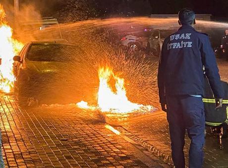 Uşak’ta park halindeki otomobil yandı