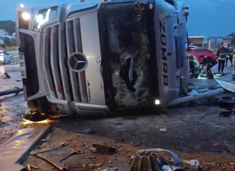 Yol kenarındaki durak mezarları oldu: Kontrolden çıkan TIR durağa devrildi