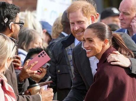 6 yıl sonra geri döndüler: Prens Harry ve Megan İngiltere’de!