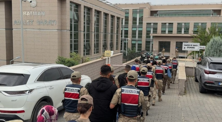 8,5 milyar liralık para hareketliliği | Batman merkezli 13 ilde yasa dışı bahis operasyonunda 119 gözaltı