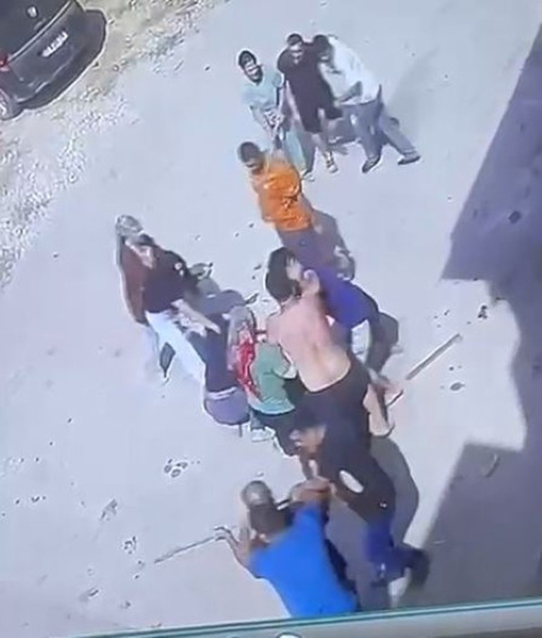 Adanada çocuk gürültüsü kavgası kana bulandı: Zincirli, keserli saldırı kamerada