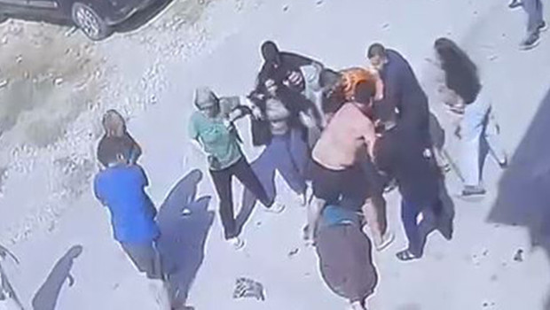 Adana’da çocuk gürültüsü kavgası kana bulandı: Zincirli, keserli saldırı kamerada