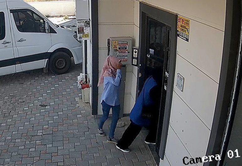 Adanada eşarp ve plastik aparatla hırsızlık: Güvenlik kamerası ele verdi