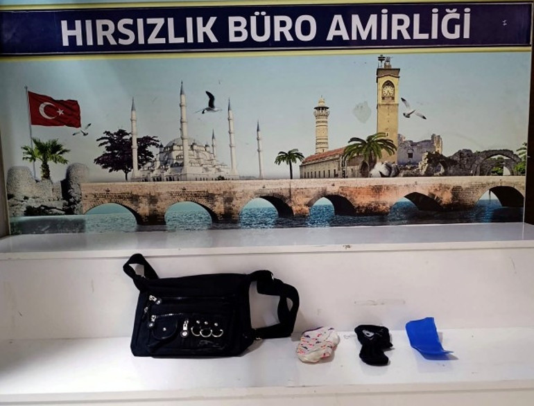 Adanada eşarp ve plastik aparatla hırsızlık: Güvenlik kamerası ele verdi