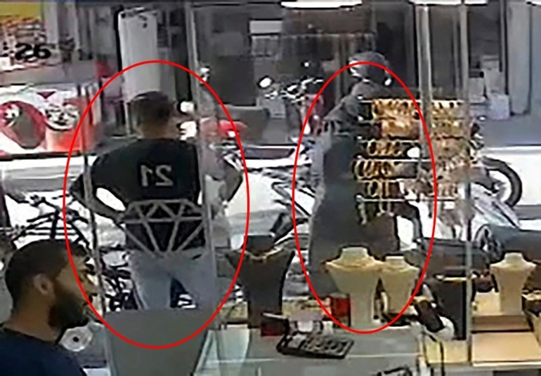 Adanada sokak ortasında kapkaç: Çantasını gasbeden hırsızın peşinden böyle koştu